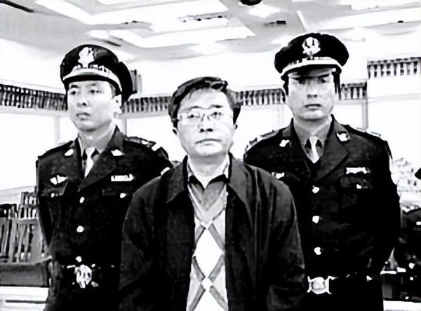 2003年劉湧被押解到殯儀館,抬進死刑執行車,行刑過程中神情漠然