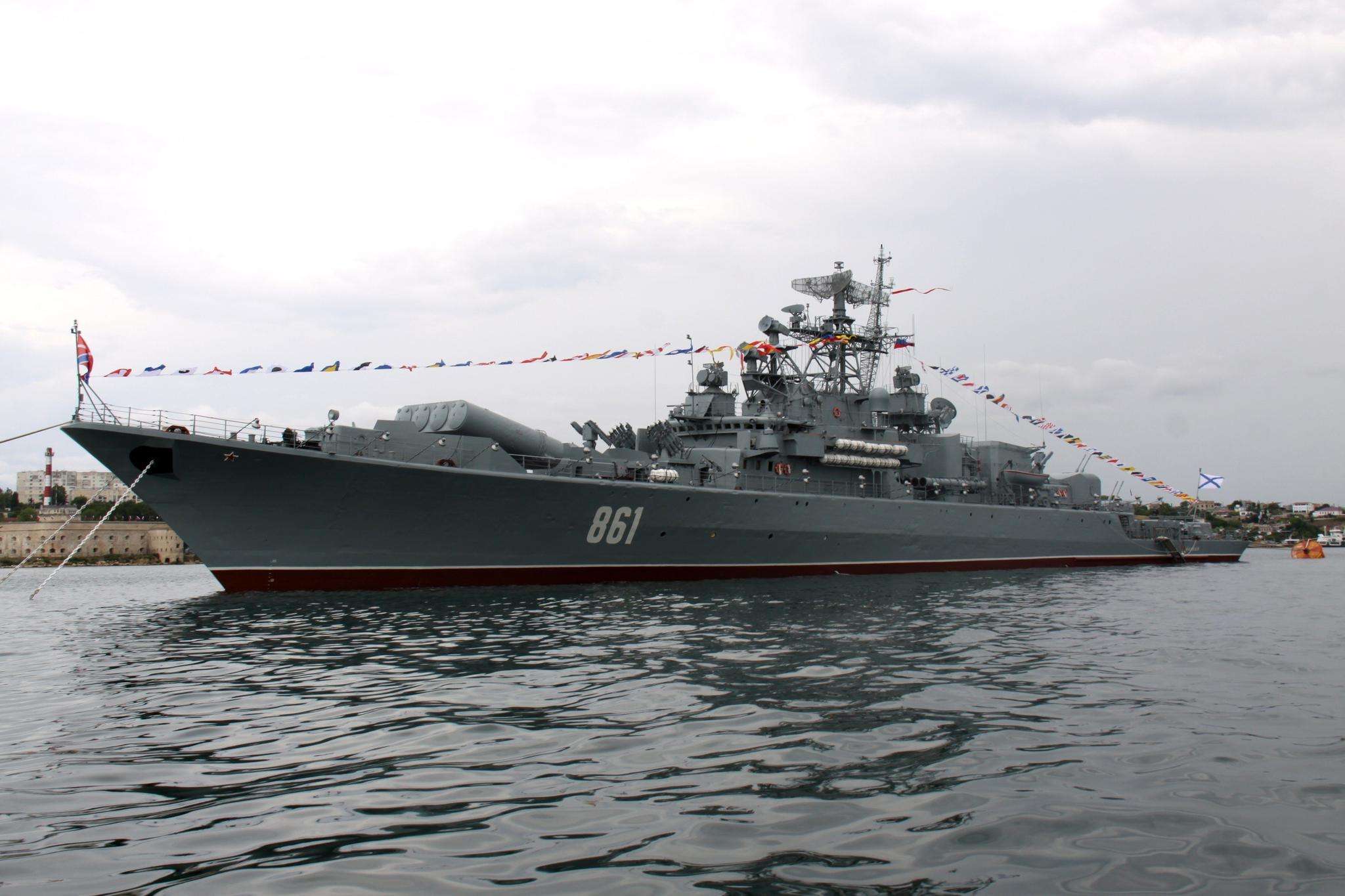 乌军发动突袭,乌方称俄黑海舰队4艘军舰发生爆炸,损失严重