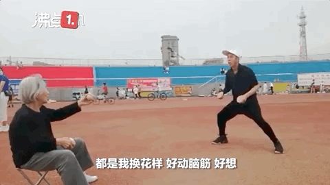 热点|56岁儿子回应陪八旬母亲打球，称孝心不能等，网友：真的让人感动