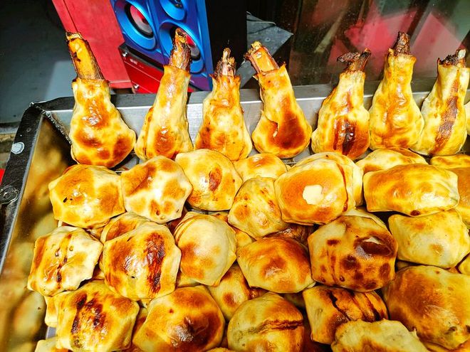 新疆这种烤包子,好多人都没见过,肉多皮酥,有吃过的吗?