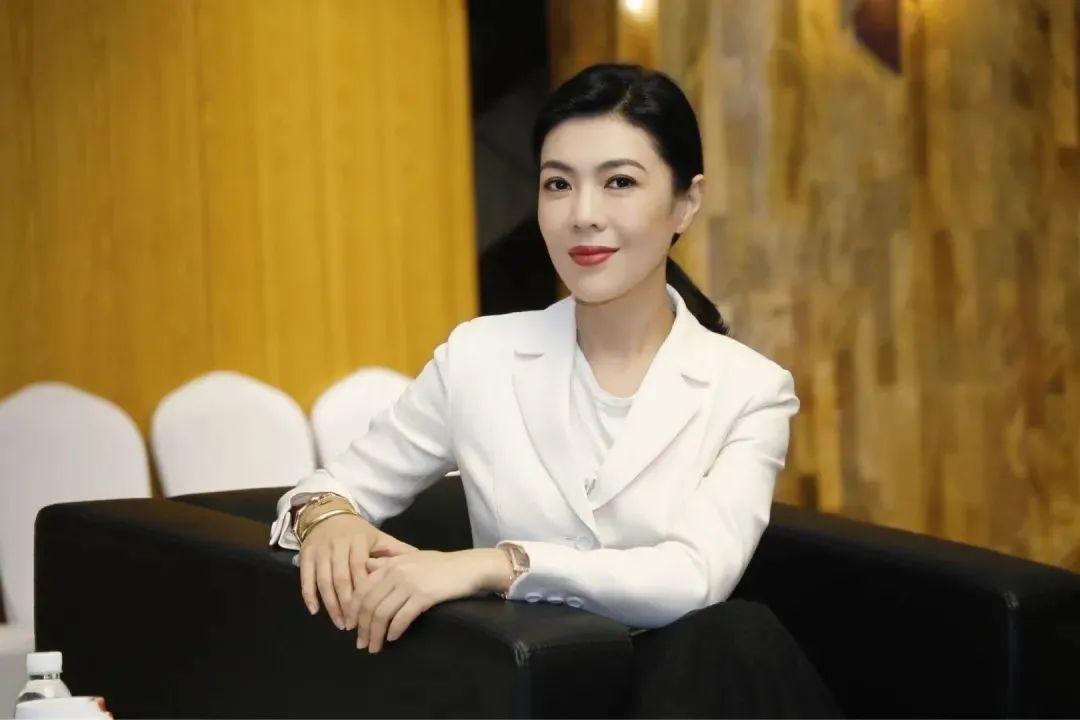 "高级交际花"苏芒:一双玉臂万人枕,为挤入上流社会不择手段