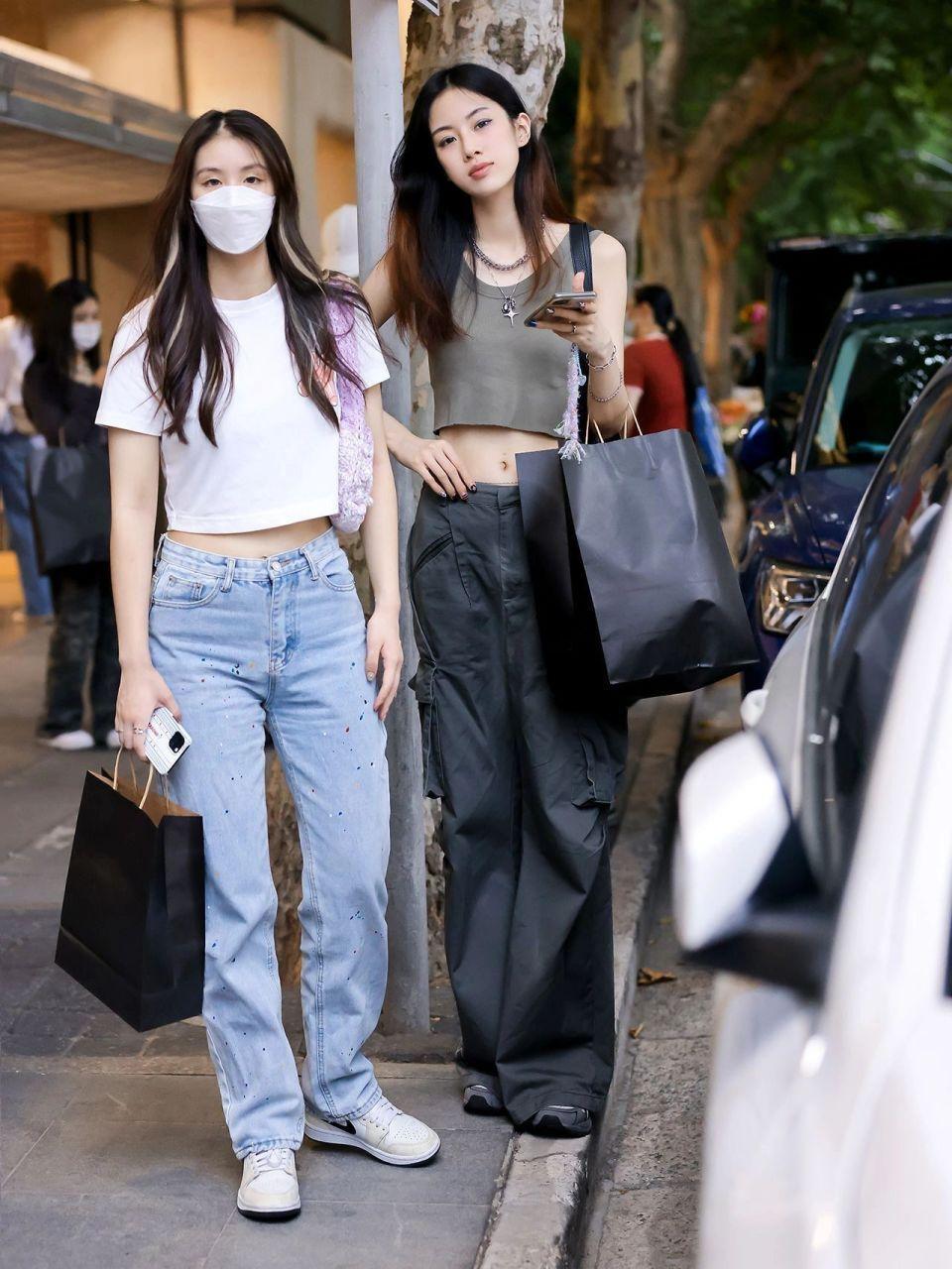 被广州街拍惊艳到了!夏季流行穿"背心 阔腿裤",洋气又个性