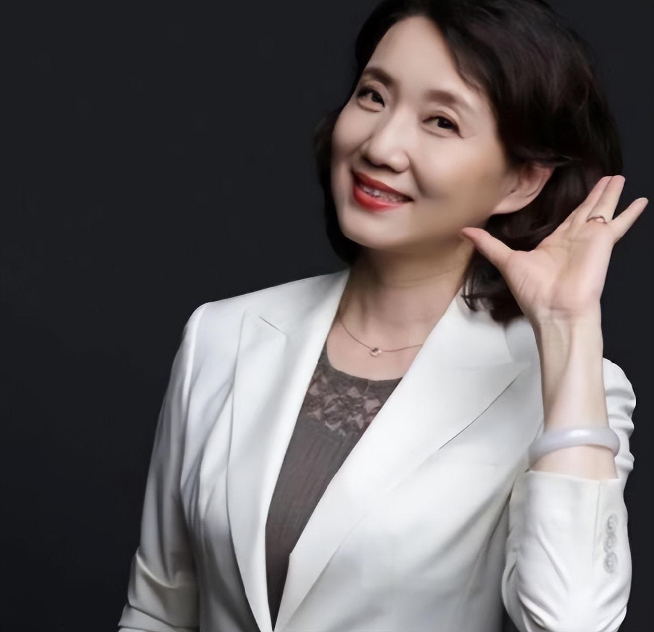 纪实央视主持人李修平:42岁再嫁大10岁丈夫,60岁无儿无女也幸福