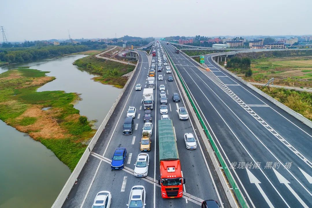 深度反思节日必堵的清连高速,游子的泪和自媒体的狂欢!