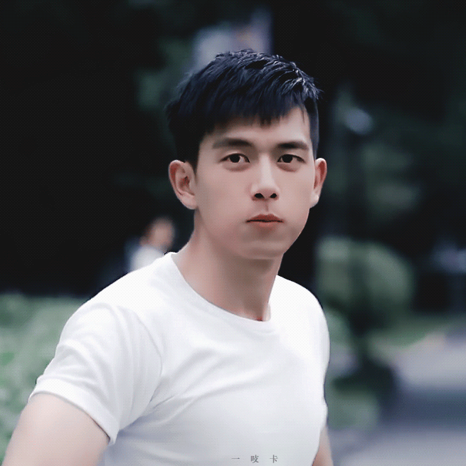 娱乐圈高级脸男明星,而易烊千玺绝对是其中的佼佼者