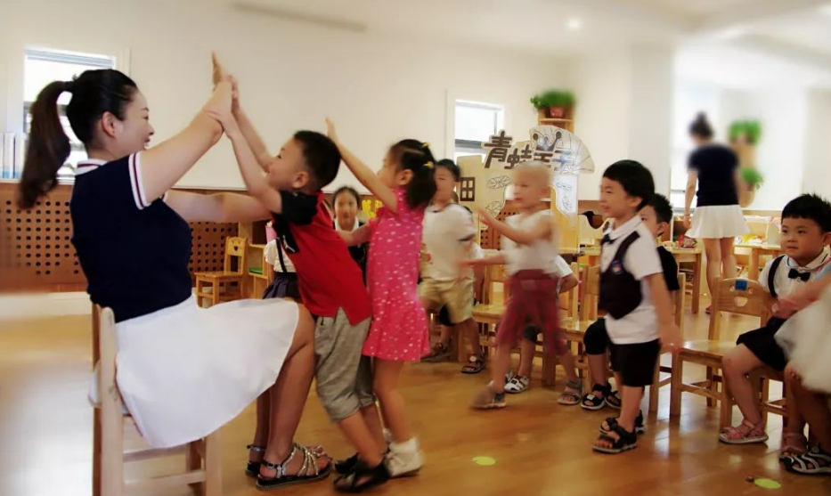 幼儿园老师穿"短裙"上课,家长质疑其不检点?请尊重老师