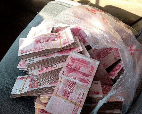 1992年河南教师被顶替,种地打工25年,顶替者:借你身份证办退休