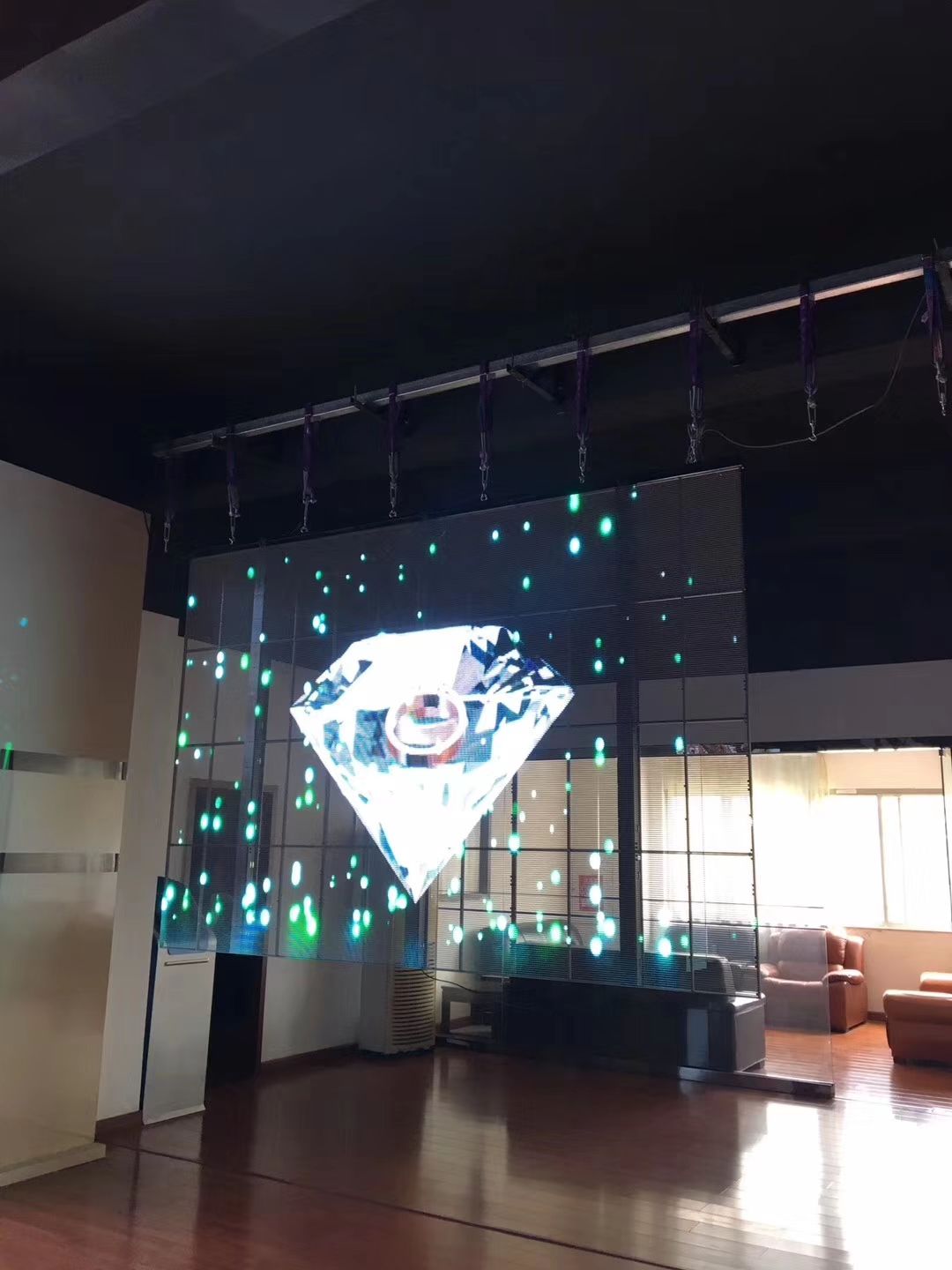 「哈尔滨led显示屏」透明led显示屏与玻璃屏的区别在哪?