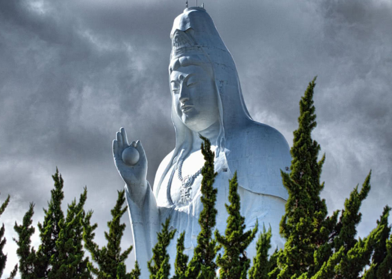 地球上神秘的三尊大佛,一座是日本仙台大观音,剩下的