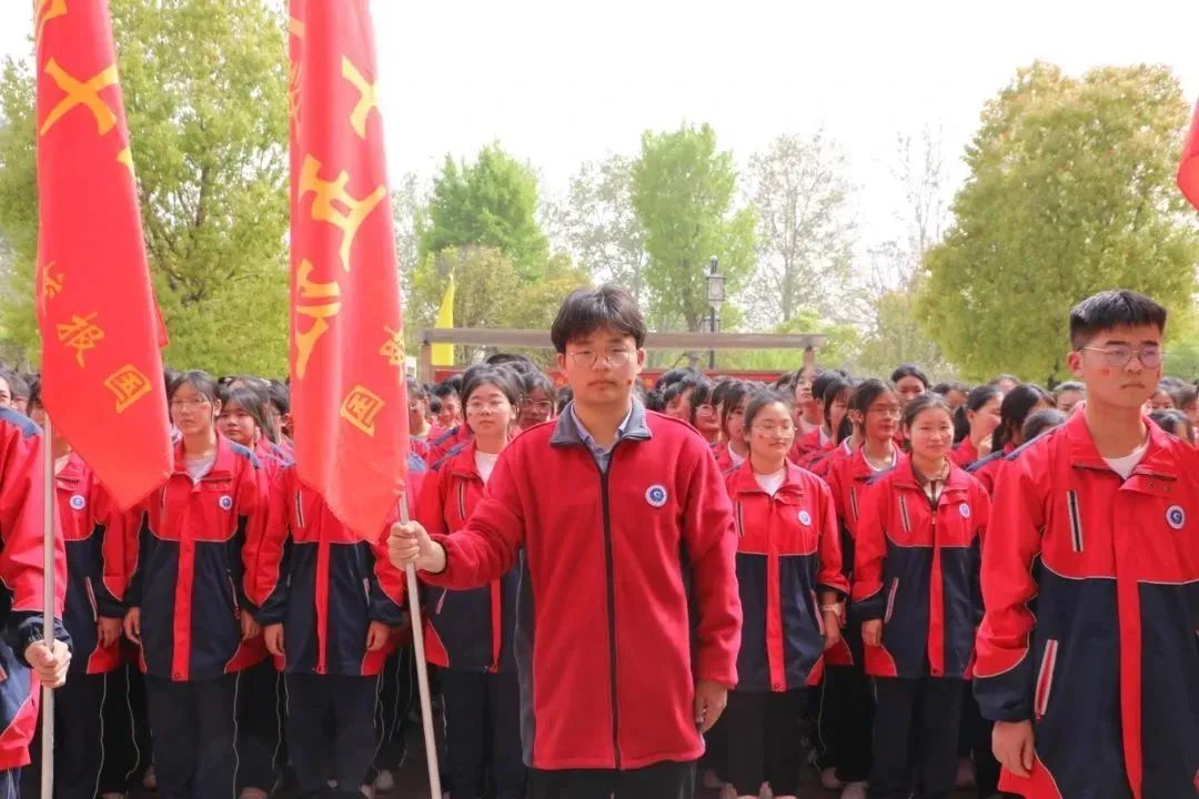 西平高中高二年级举行春期"激情读书"评比暨"激情跑操"比赛