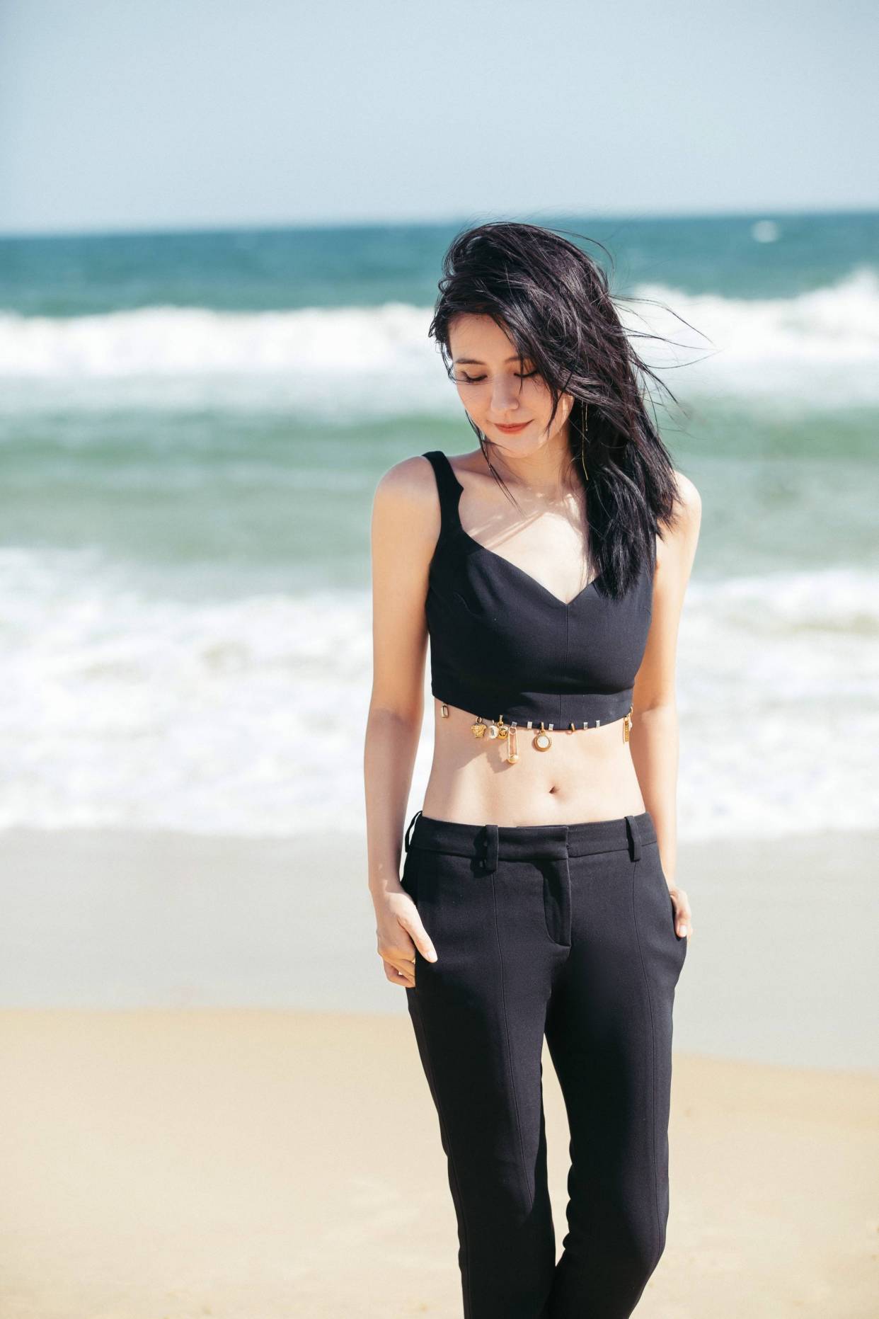 热依扎的双面魅力,秀腹肌完美诠释性感的清纯