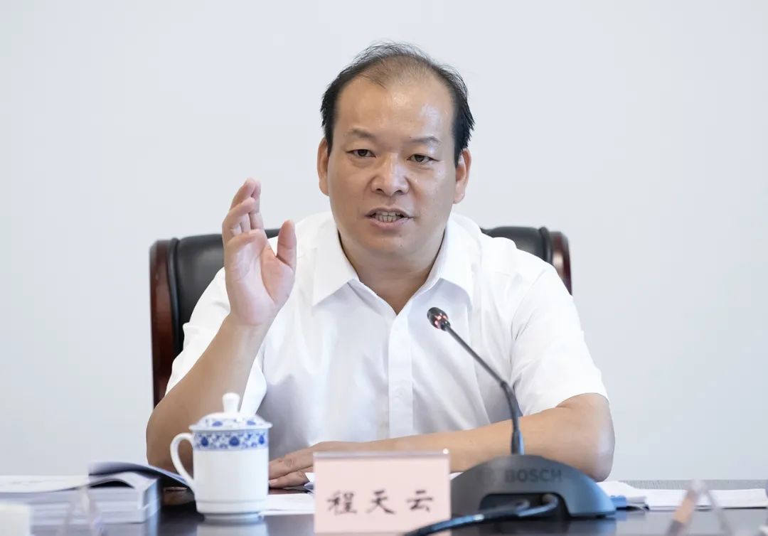 程天云主持县委理论学习中心组学习会:打造争当"五个表率"的过硬领导