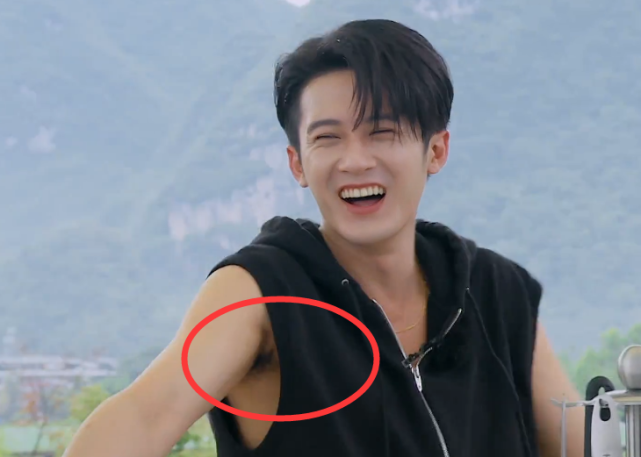 檀健次穿背心切菜,"腋窝"的颜色抢镜,网友:一个月没洗了?