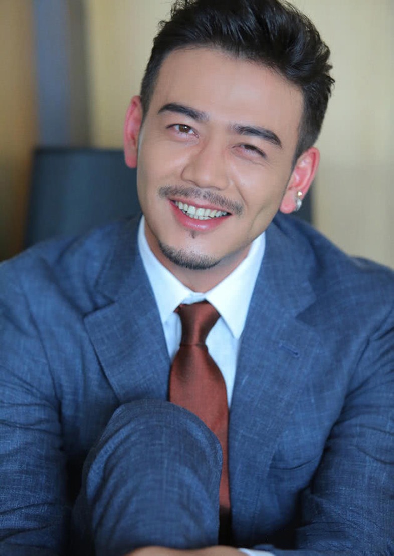 杨烁为啥不红了?他的油腻是不是因为模仿克拉克盖博?