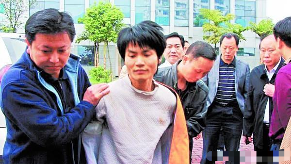 宜宾悍匪伍勇,6年制造8起轰动大案,原因竟是要给全世界一个幸福