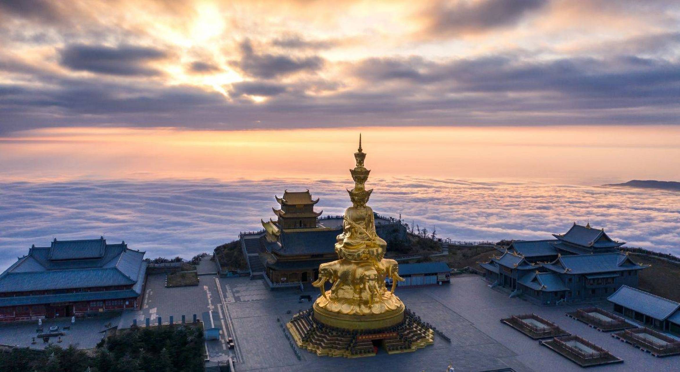 峨眉山,这座佛光耀世的奇山,位于中国四川省乐山市,被誉为"天下第一山