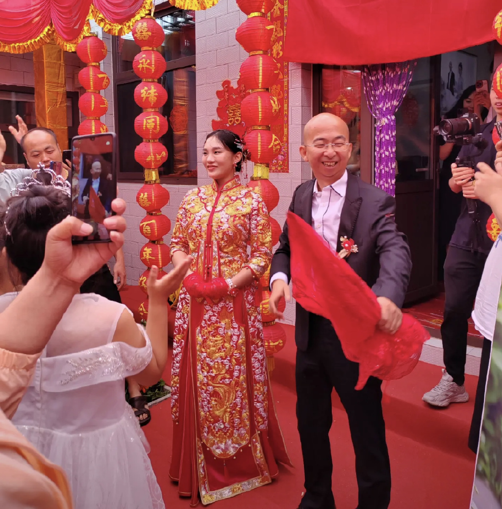 41岁巨兴茂山西举行婚礼!马路上站满秧歌队,杨志刚现身送祝福