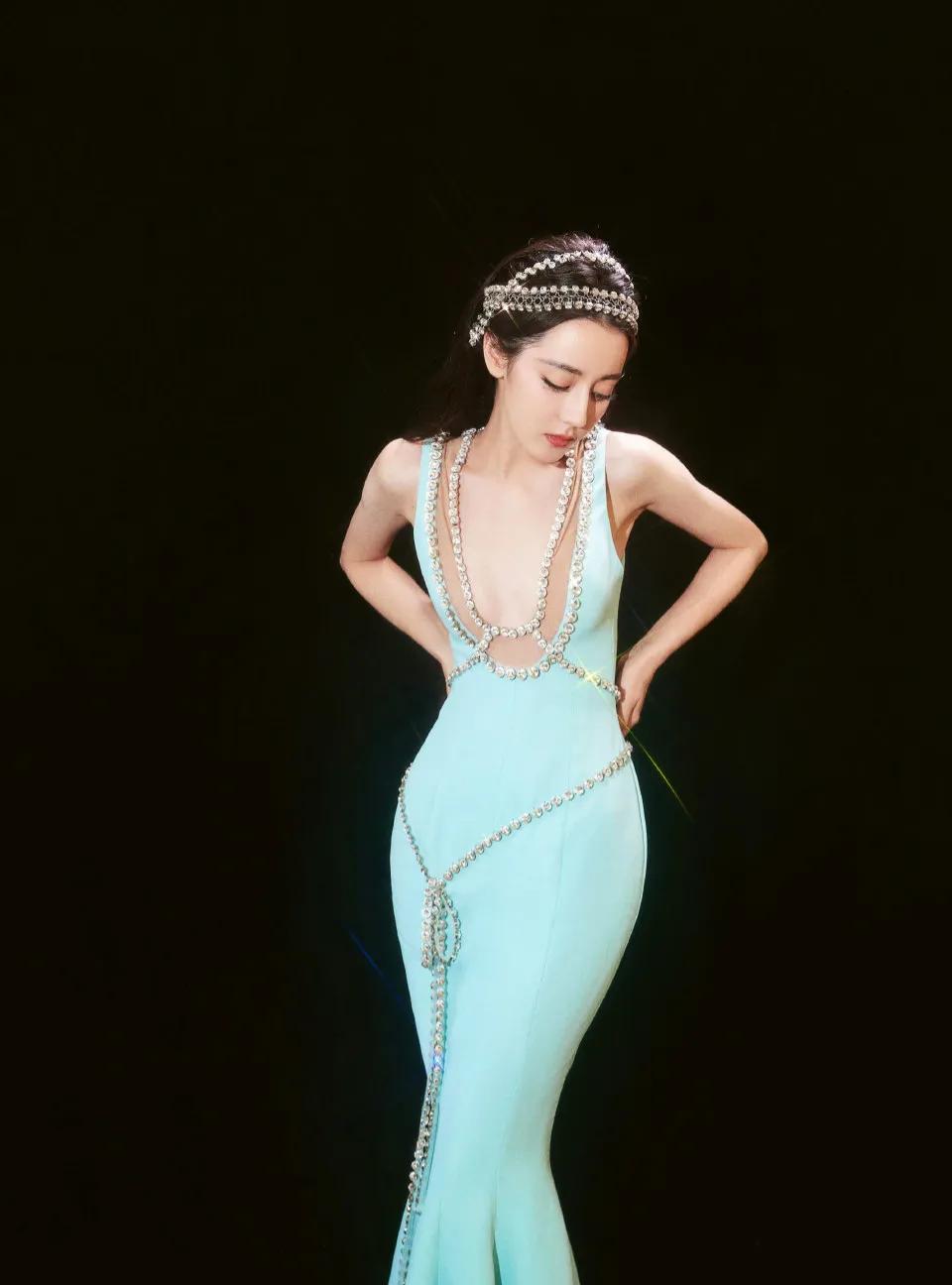 时尚芭莎盛典,迪丽热巴一袭蓝色鱼尾裙,如刚出水的美人鱼