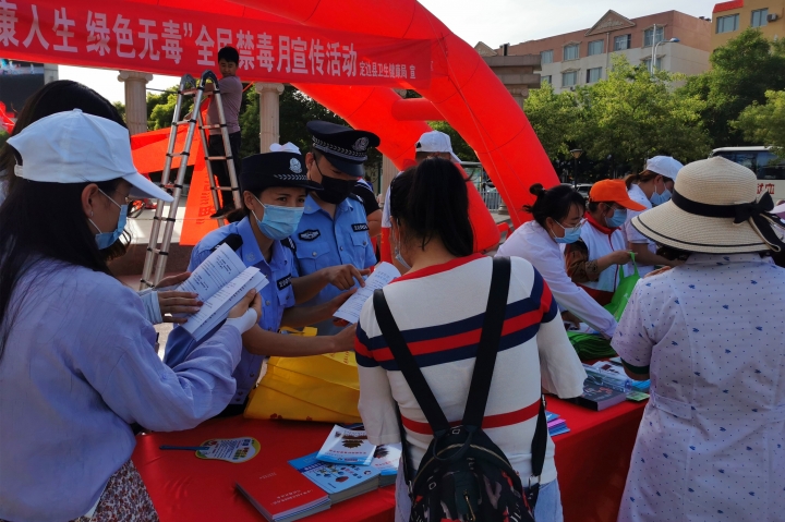 定边县禁毒办和卫生健康局开展"全民禁毒宣传月"活动