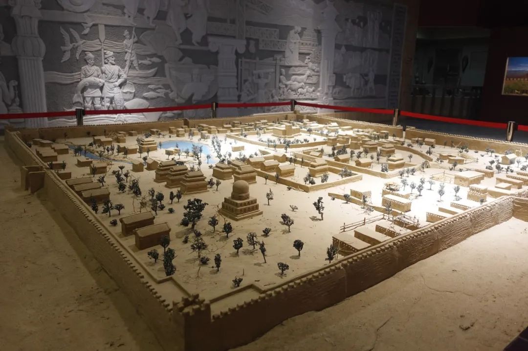 世界首条环沙漠铁路,就在中国!穿越死亡之海,串起新疆半个天堂