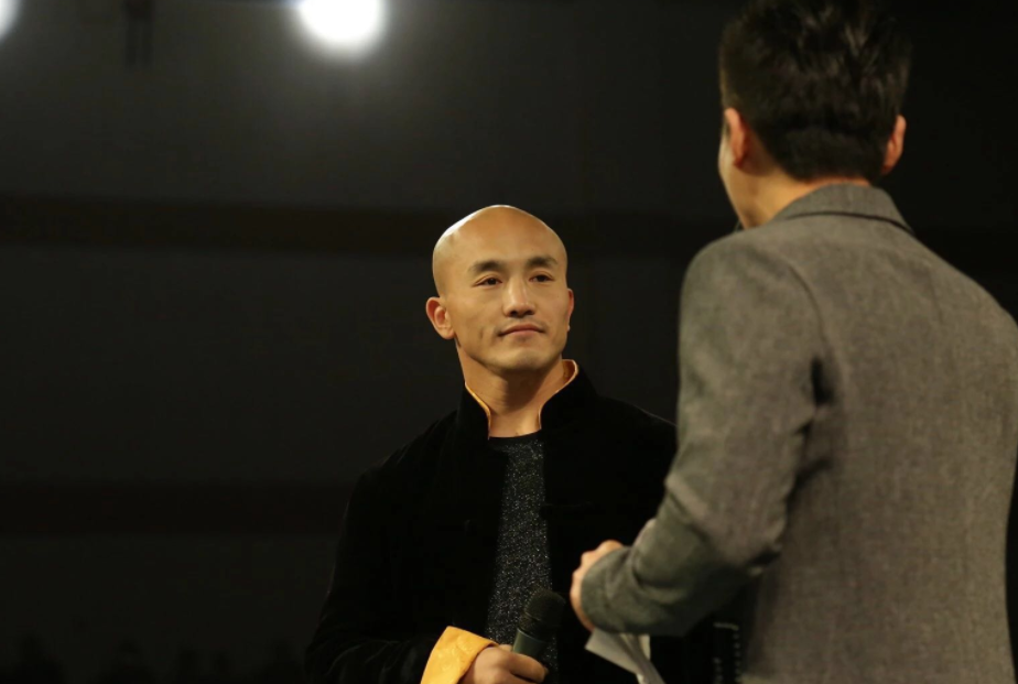 武僧刘一龙,到底有多厉害?他身价过亿,没有结婚,姐姐成经纪人