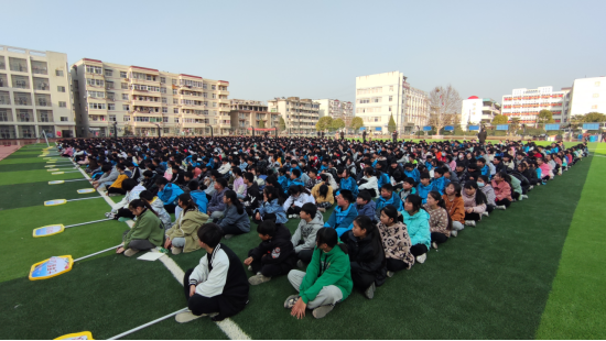 怀远县包集中学开展法治进校园活动