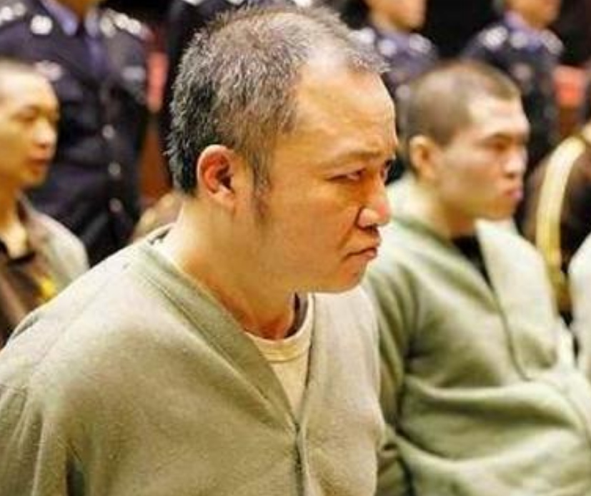 2009年广州黑老大当街向民警开枪,每年赚2.5亿,被捕时吓尿裤子