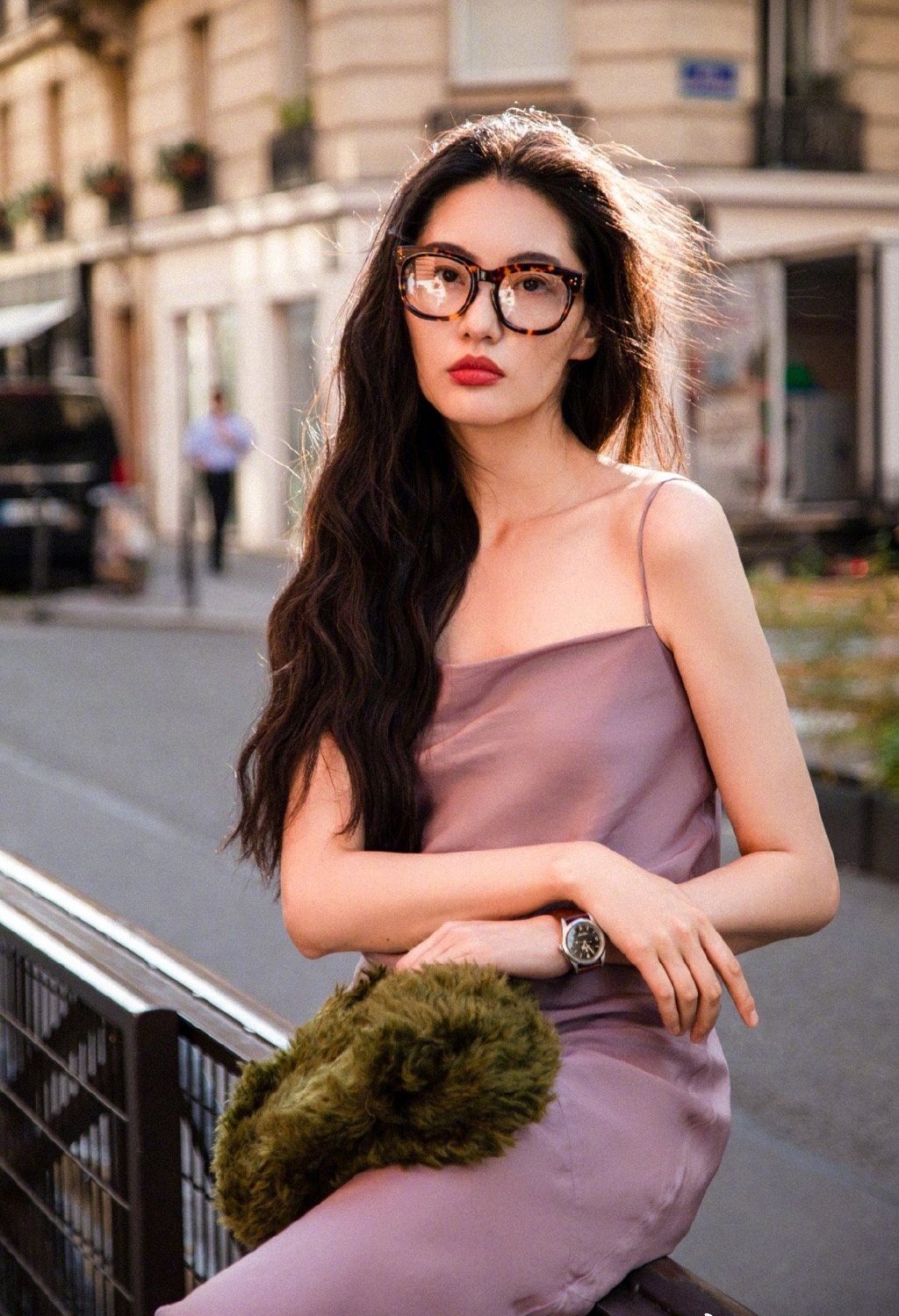 超模陈碧舸以牛仔露背装造型现身巴黎铁塔,散发出青春活力