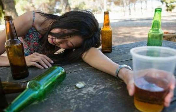 重庆某高校多名女生醉酒