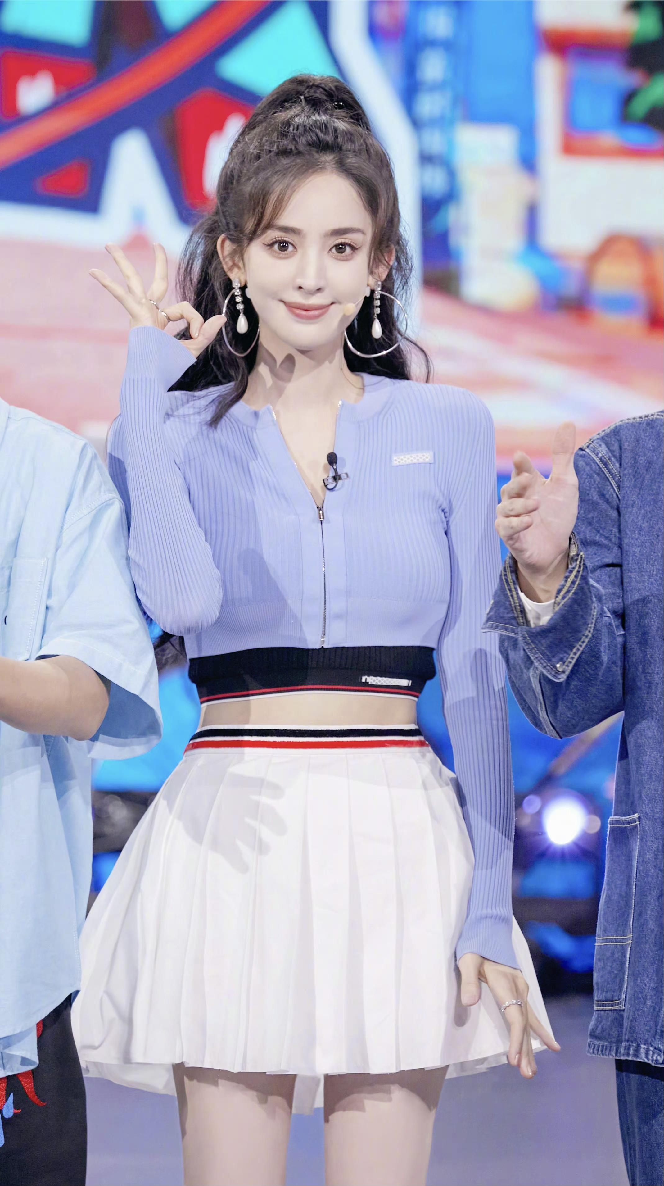 轻松驾驭红色的女人:古力娜扎的红色系穿搭,明艳动人