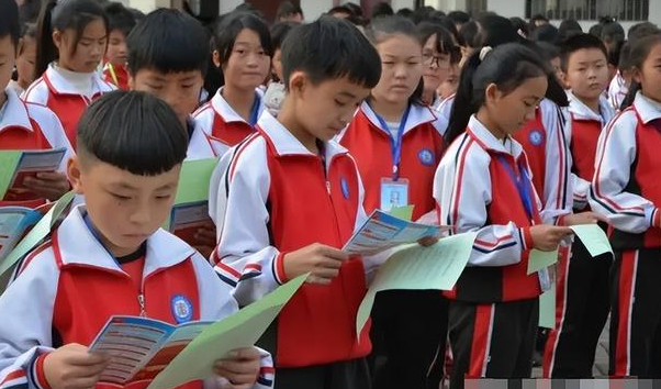 冬季校服遭家长吐槽:太薄!河南南阳教育局:会调查