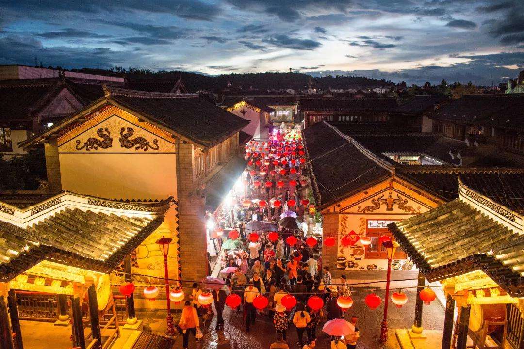 不到100元,住进楚雄彝人古镇,感受少数民族风情