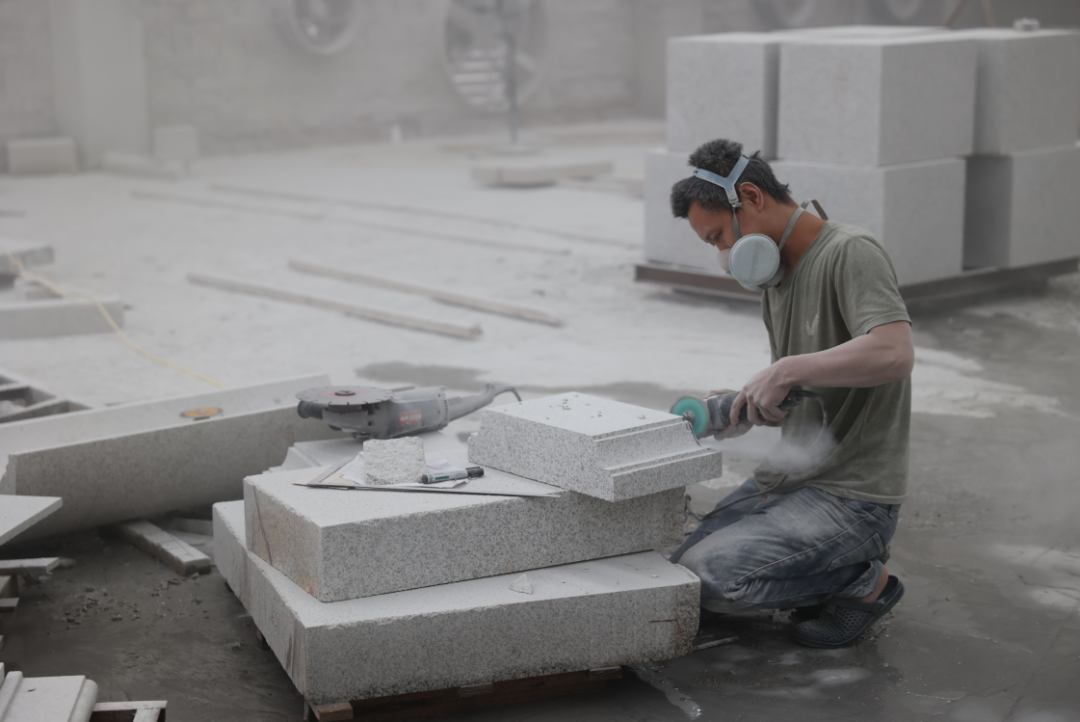 走进厂矿现场,直击石材人的一天