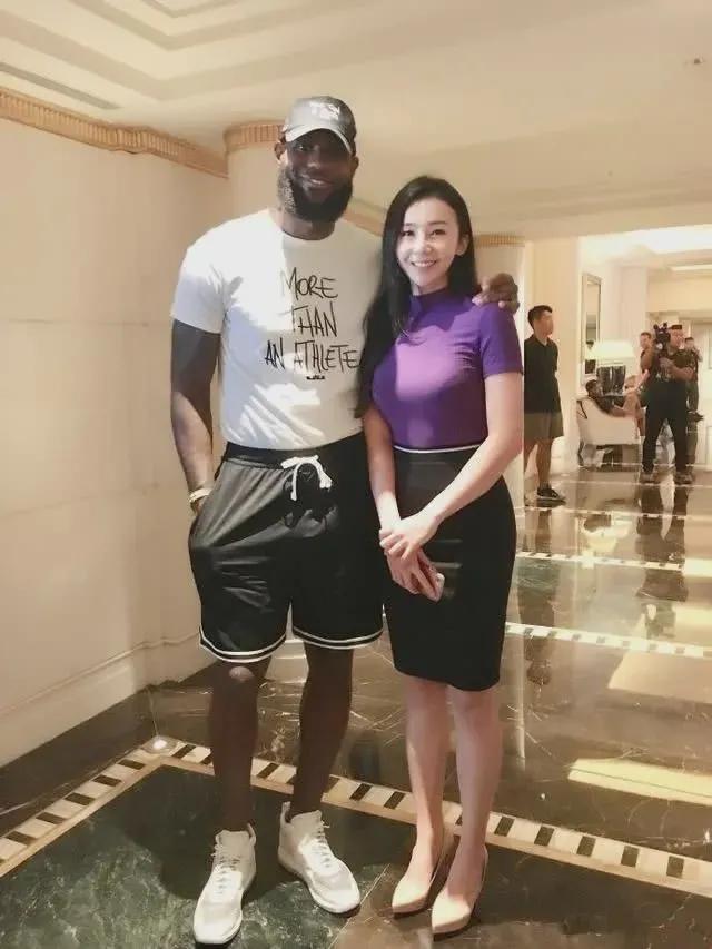 nba张曼源与健壮男友健身,穿黄色健身服显身材,男友臂围硕大