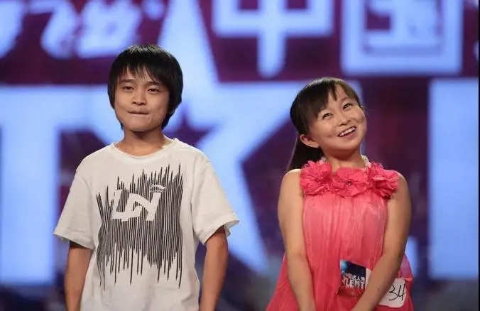 袖珍女王萍萍:30岁还是童颜,结婚被赞"金童玉女",娘含泪送别