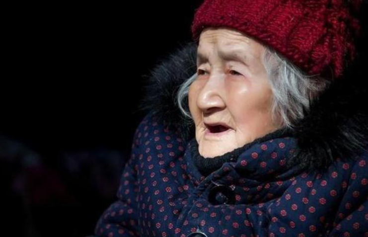百岁老太起死回生去世前高喊4字震惊众人医生一句话道出真相