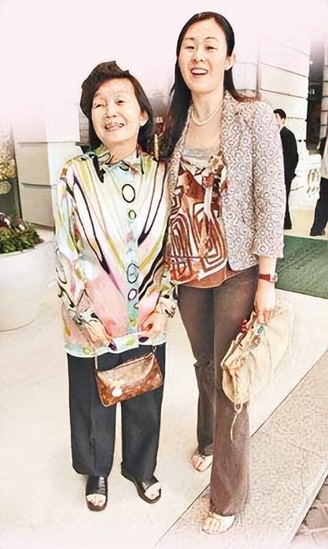 小眯眼肉鼻头,搞定两位千亿富豪,香港大律师王颖妤上位史不简单