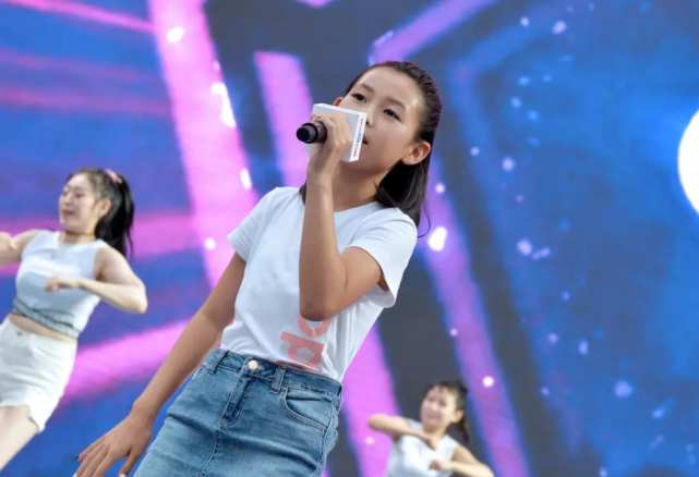 李彦宏女儿李韵迪,肤白貌美一脸"明星相",网友:请原地出道