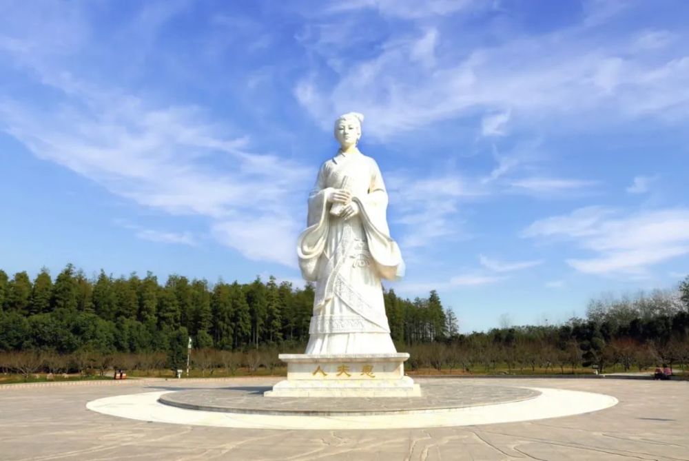 自古红颜多祸水,楚国因一美女连灭两小国,开疆扩土抱得美人归