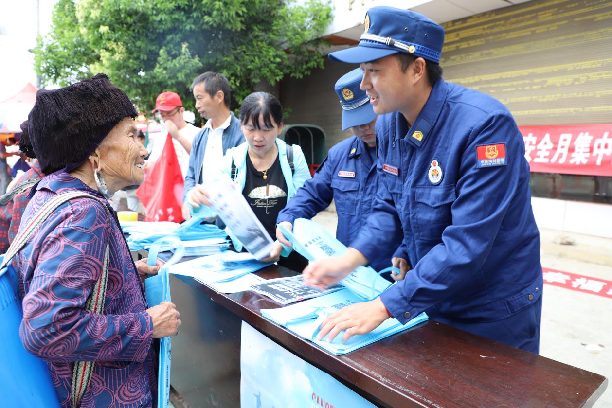 安龙县普坪镇开展"安全生产月"集中宣传活动