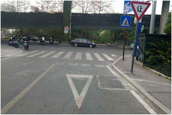 道路交叉路口两条平行白色虚线是什么?