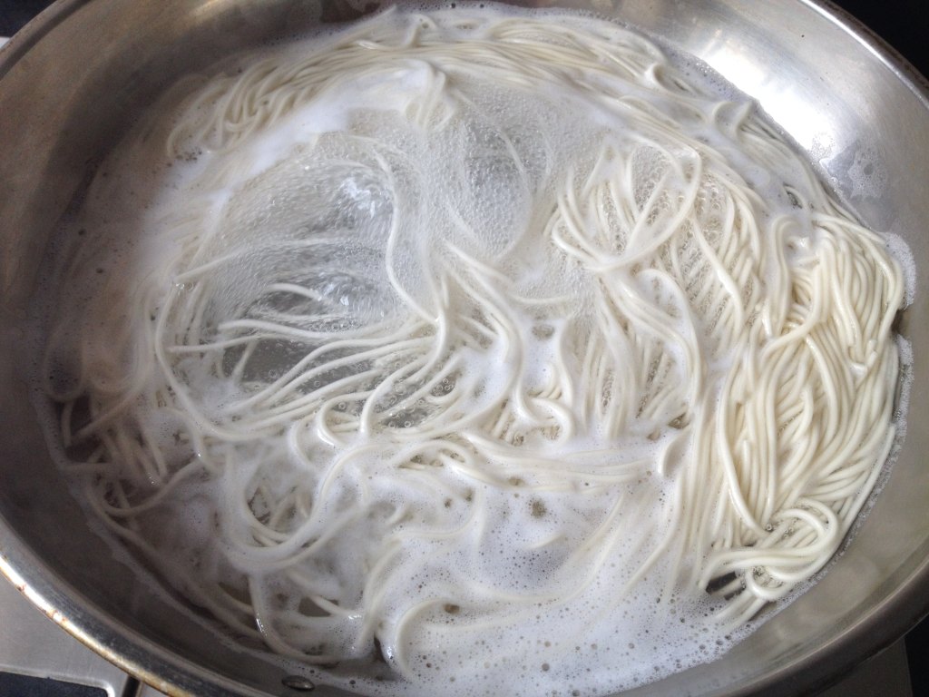 为何面馆先用清水煮面,再放进高汤,直接用高汤煮面不是更省事吗