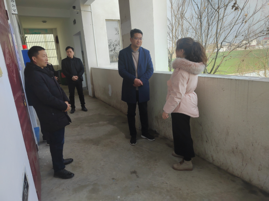 怀远县教育局局长刘纪春下乡走访慰问乡村教师