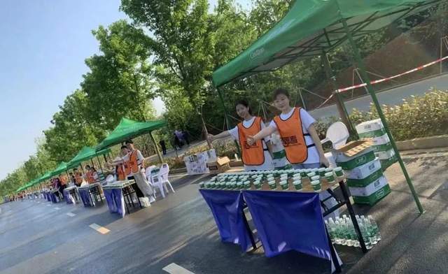 红 蓝 白 黄 绿 紫 马拉松补给站桌布颜色有讲究