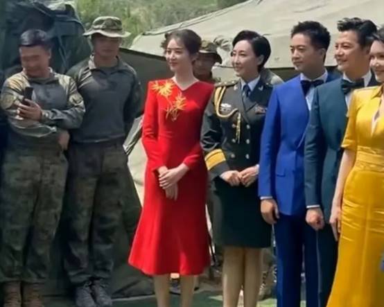 央视八一晚会主持阵容曝光,任鲁豫龙洋造型亮眼,邢晋穿军装太飒