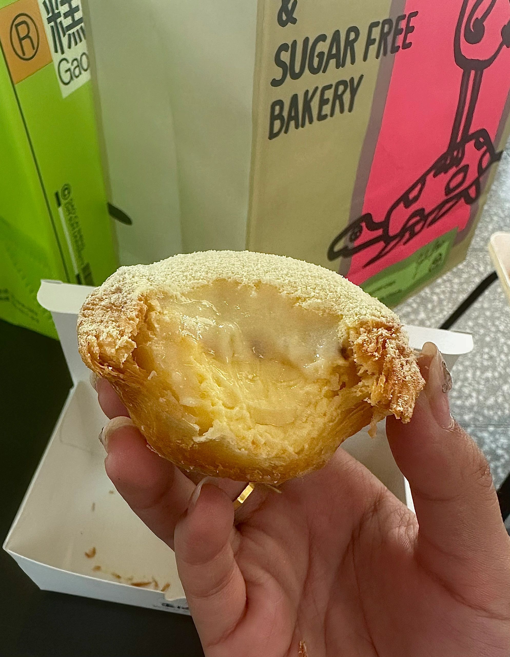 我太喜欢鲍师傅的豆乳蛋挞了 上面是一层豆乳粉 中间是豆乳酱 底下