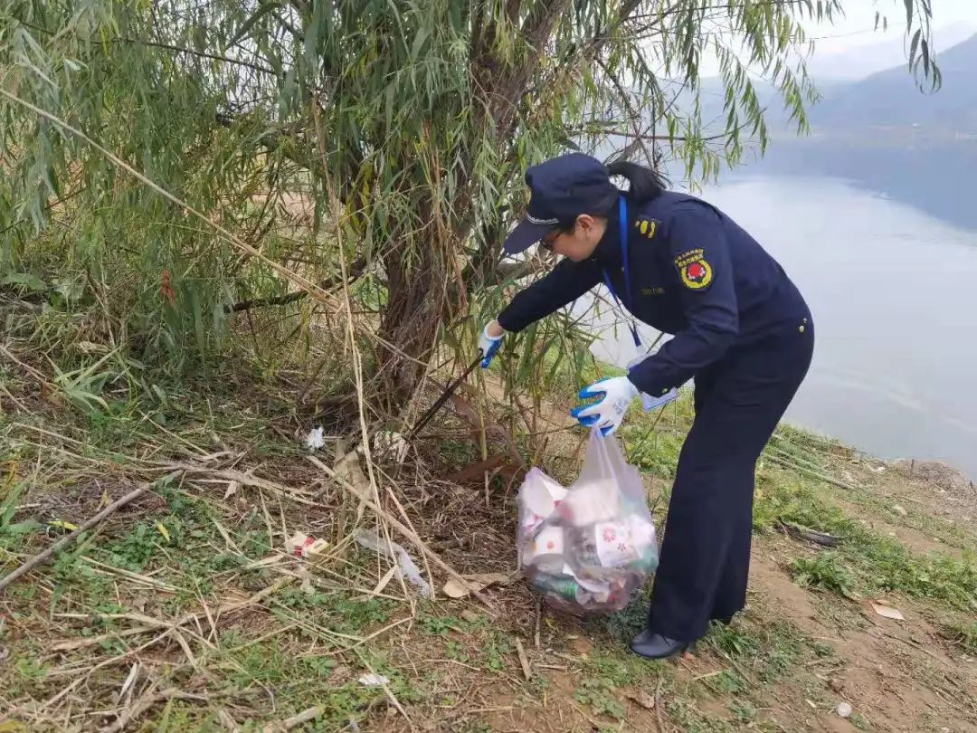 巾帼城管"举手之劳"送"垃圾回家"