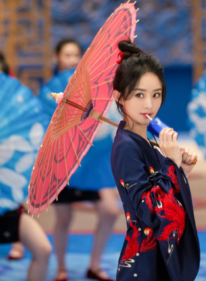 赵丽颖拍酸奶广告引争议,国风造型被嘲似和服,不过是真的显腰细
