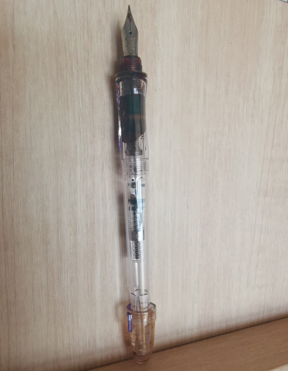 不好用,不用买 这支叫百乐贵妃钢笔,m笔尖, 用了一段时间,发吐槽一下