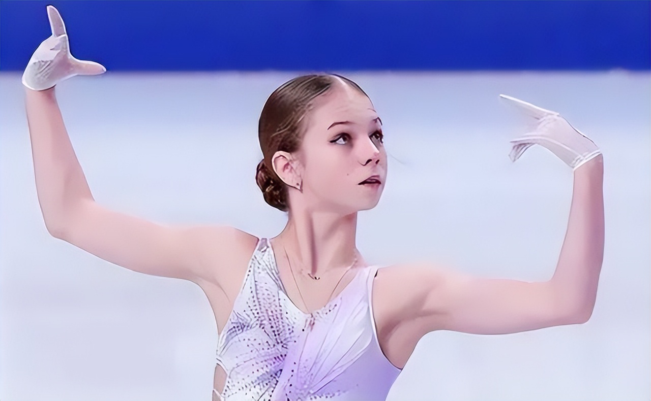 特鲁索娃接班人,阿卡蒂耶娃15岁就已学会4周跳 招牌蟹步